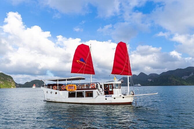 Mumbai Bay Breeze Sail on a Compact Yacht Experience - Is $65 Good Value?