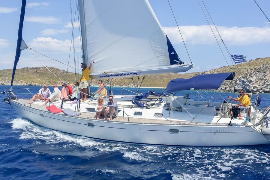 Mykonos: Yacht Cruise to Rhenia and Guided Tour of Delos - Delos and the value of having a licensed guide