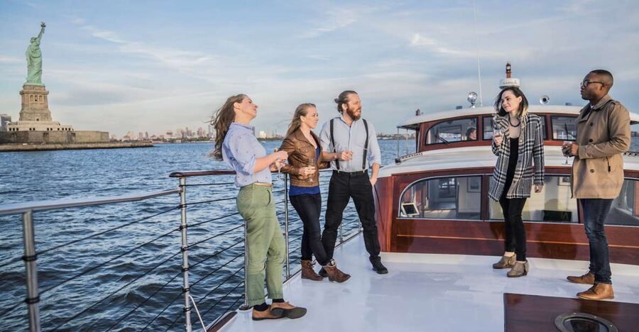 New York City: Mini Yacht Boat Ride with Sightseeing - Key points to know before boarding
