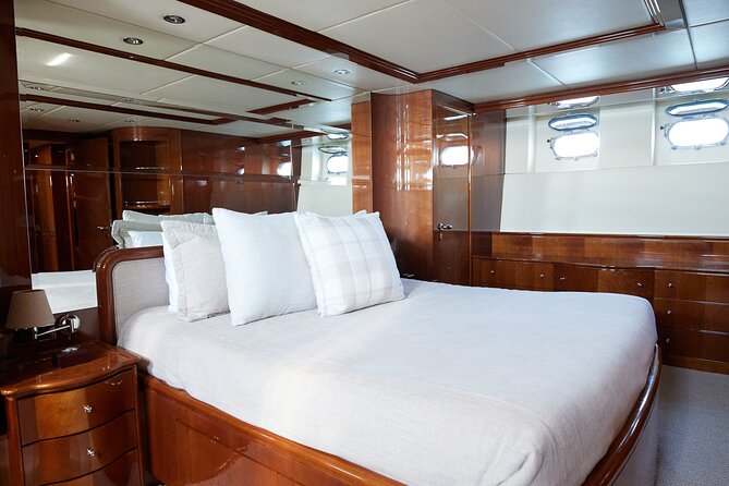 Number Juan 100ft Yacht Azimut Rental - Key points at a glance