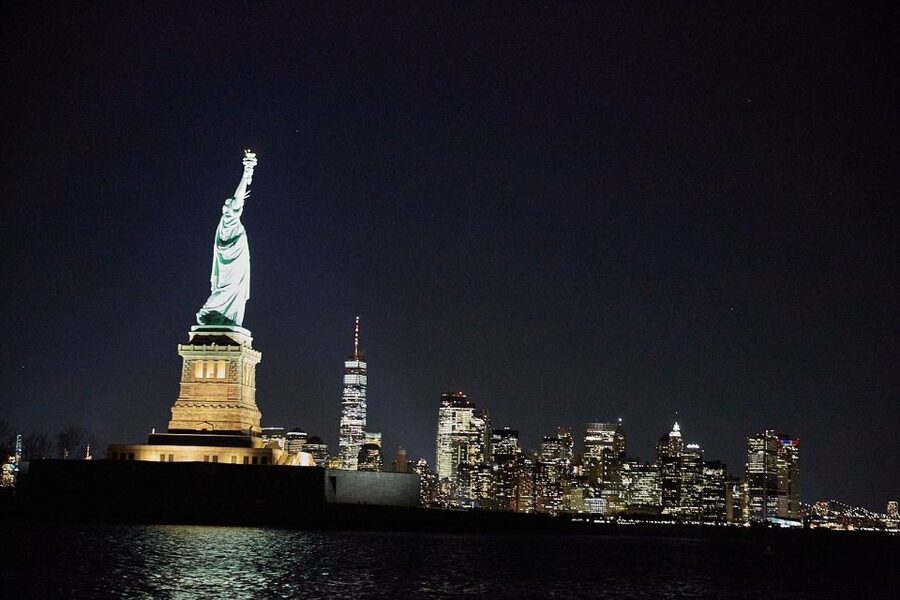 NYC: City Lights Yacht Cruise with Drink Included - Arriving at Chelsea Piers and finding the boat