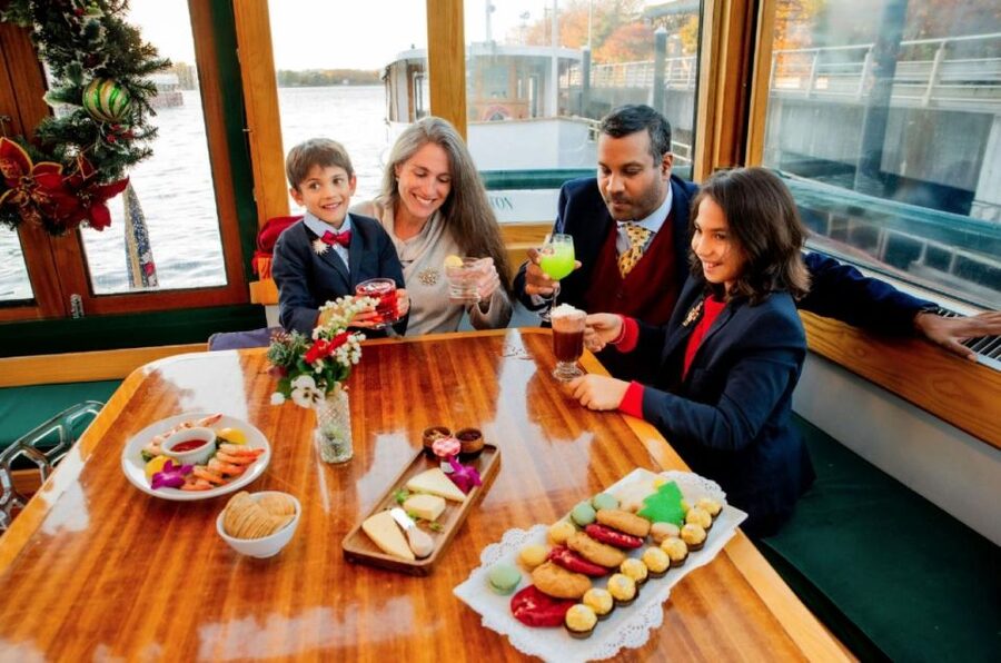 NYC: Holiday Yacht Cruise with Jazz, Cocoa & Carols - Boarding at Chelsea Piers and settling into the yacht