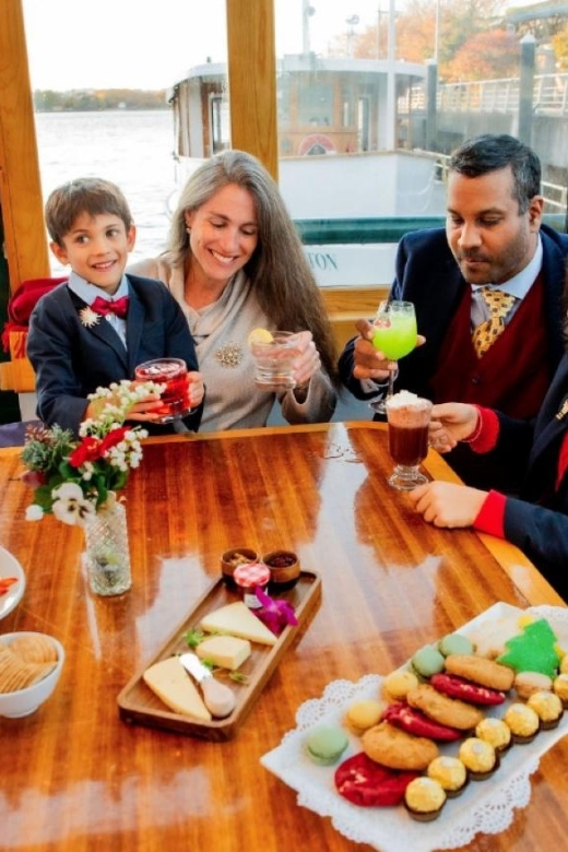 NYC: Holiday Yacht Cruise with Jazz, Cocoa & Carols - The Statue of Liberty moment