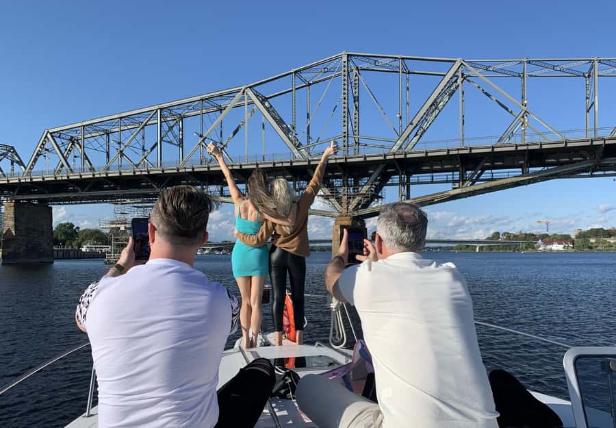 Ottawa: Downtown Yacht Cruise - Wed-Sun @ 6PM - 75 Minutes - What Is Included and What Costs Extra