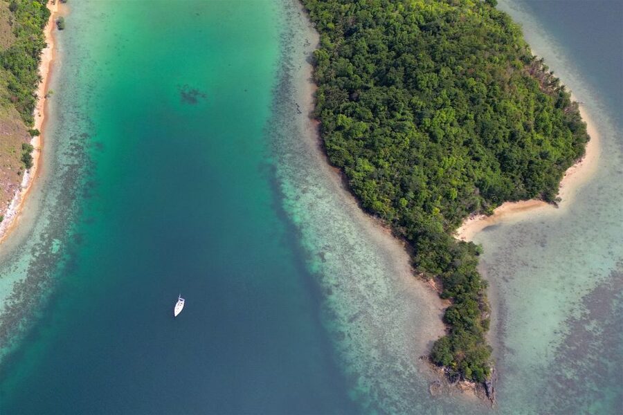 Palawan: Private Sailing Yacht Cruise in El Nido - Sailing across sheltered Bacuit Bay