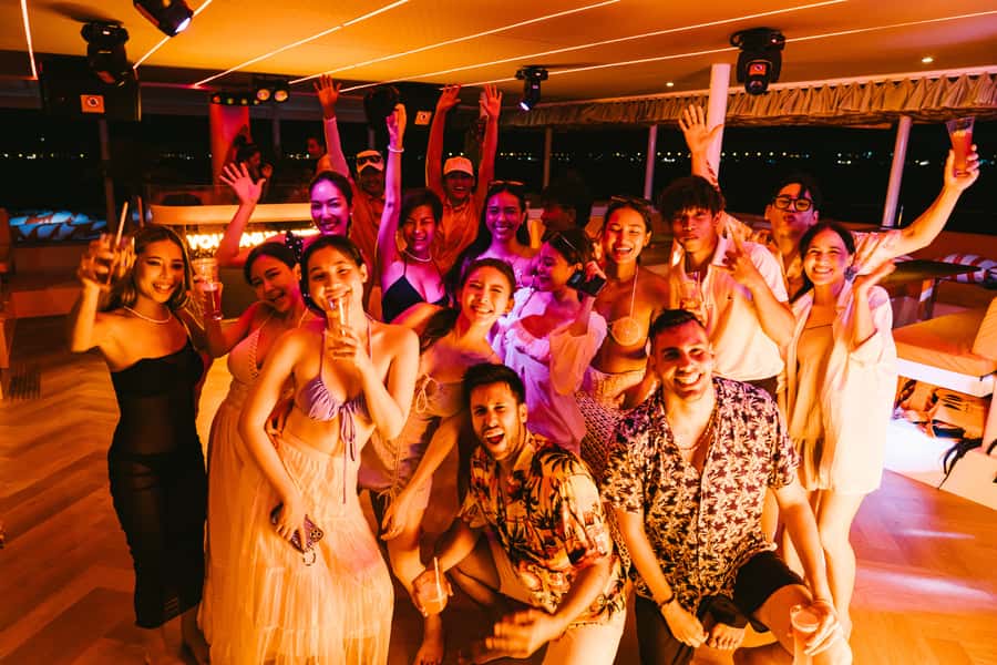Pattaya: 3-Island Hopping Sunset Yacht & Buffet with Live DJ - Koh Rin gives you another hour in the water
