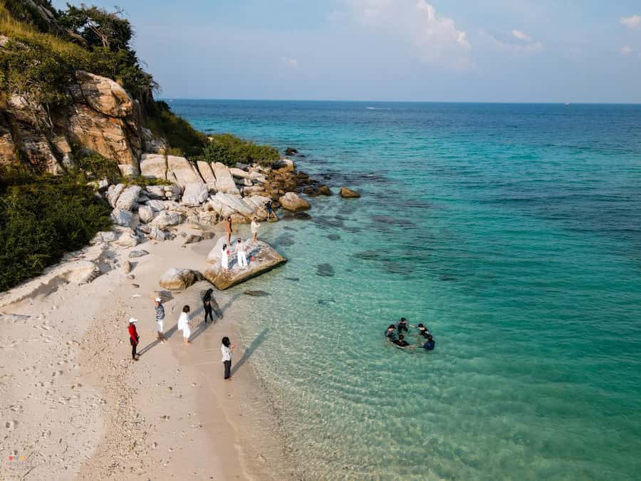 Pattaya: Full-Day 2 Islands Yacht Trip with Lunch and Sunset - Koh Rin: A Shorter Stop with Clear Water