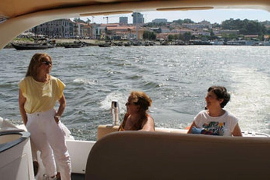 Porto: 6 Bridges Private Yacht Tour with Wine & Snacks - Wine, snacks, and the private setting