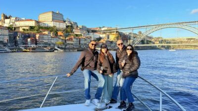 Luxury 6 Bridges Yacht Cruise with Wine & Snacks