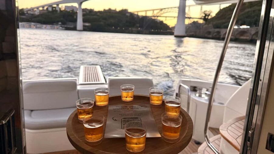 Porto: Luxury 6 Bridges Yacht Cruise with Wine & Snacks - Wine, snacks, and service