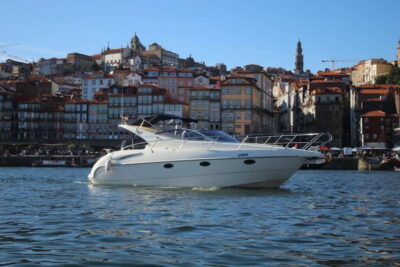 Private Yacht Tour with Wine, Snacks & 6 Bridges