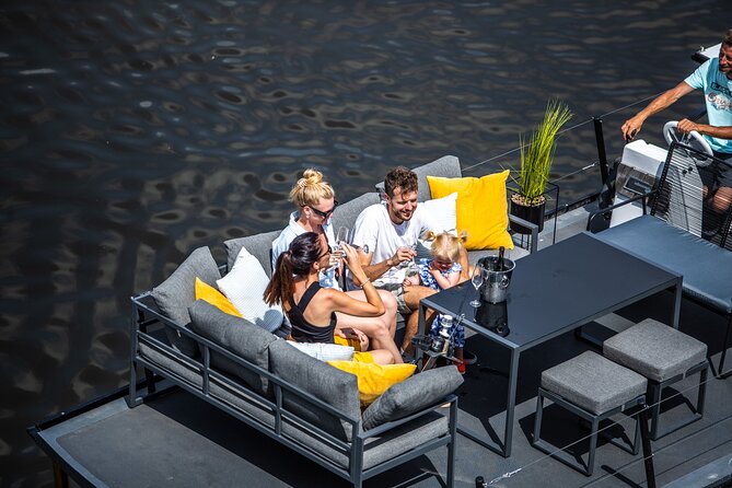 Prague YachtBoat CLASSIC cruise with Unlimited Beer or Prosecco - Key points at a glance