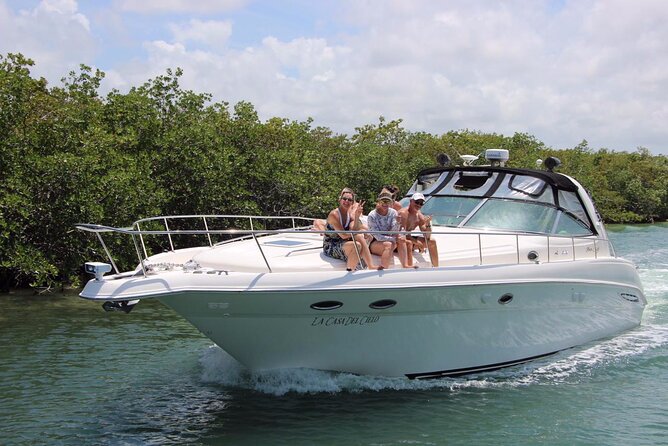 Private 50FT Yacht Rental in Cancún P8 - A crew that can make or break the day