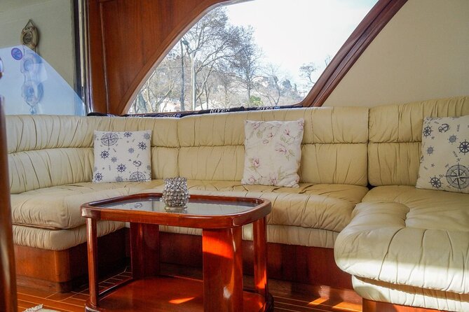 Private Bosphorus Cruise with Luxury Yacht - The FSM Bridge and Anadolu Hisarı