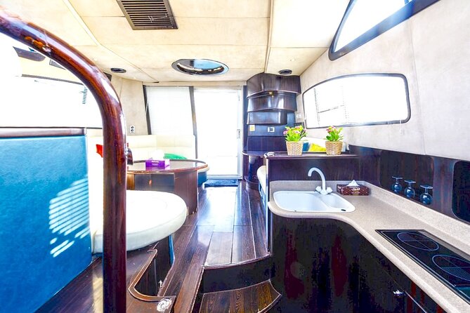 Private Charter Yacht: Dubai Marina, Atlantis And Burj al Arab - Timing, meeting point, and the risk of lost cruise time