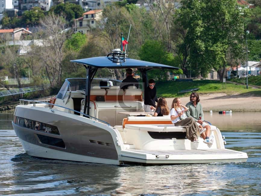 Private Luxury Yacht Tour in Lisbon with Local Guide - What the $918 price really buys you