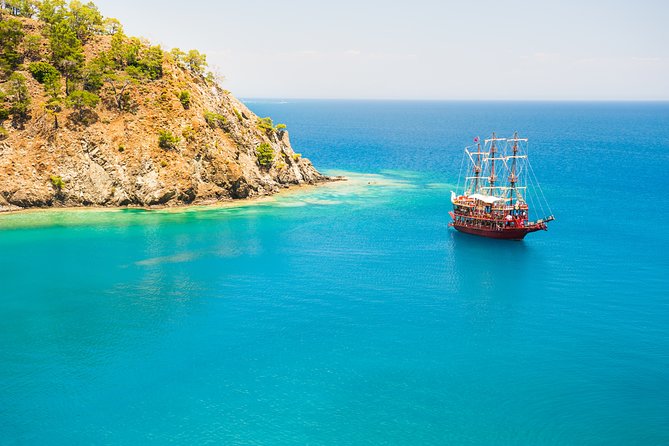 Private Luxury Yacht Tour with Lunch and Drinks - Lunch, soft drinks, and the question of alcohol