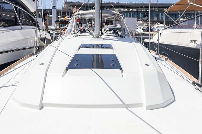 Private sailing yacht by the Bay of Palma and nearby coves - Four hours around the Bay of Palma