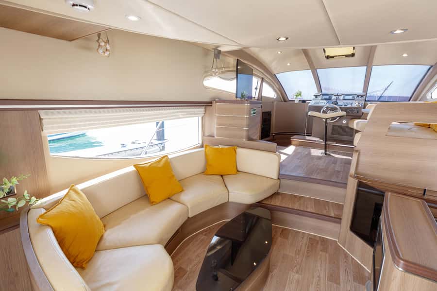 Private Yacht Cruising Rental from Dubai Marina - Crew Service and What the Feedback Tells You