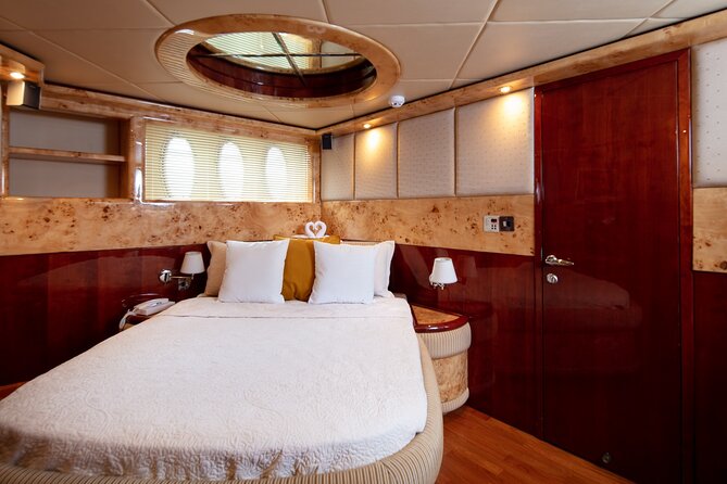 Private Yacht Dubai: Rent 61 ft Luxury Yacht up to 30 people - Atlantis The Palm and the Palm Jumeirah View