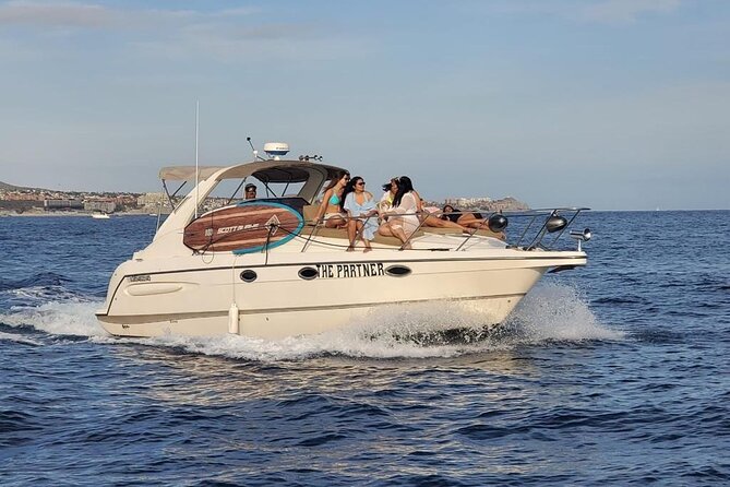 Private yacht rental for 2 hours - The Cabo Arch and the bay’s famous rock formations