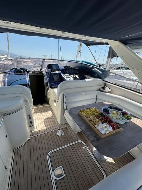 Puerto Banus: Private Luxury Yacht Charter - Leaving Puerto Banús aboard Dakota