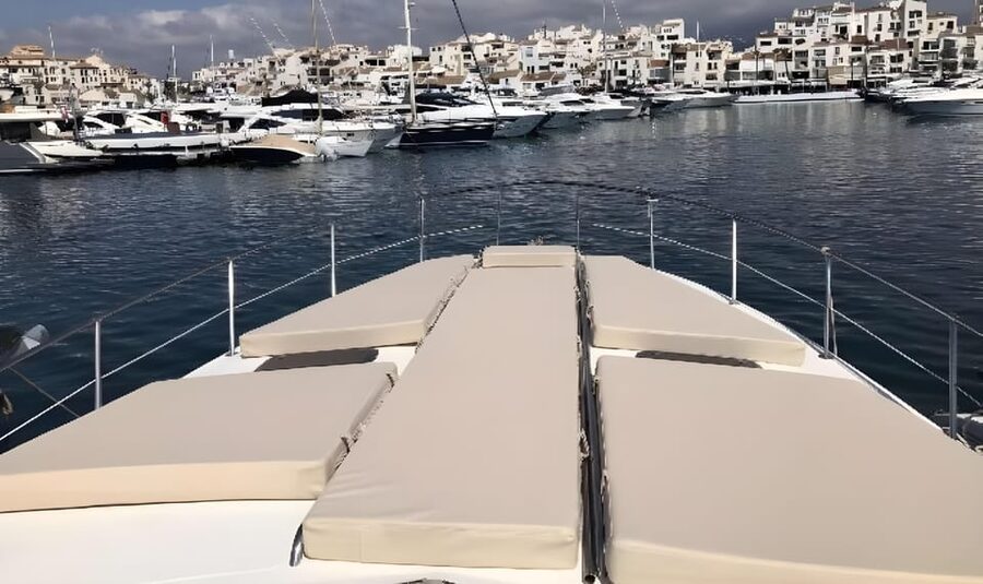 PUERTO BANUS: YACHT RENTAL FOR GROUP 2H - A boat designed for relaxing