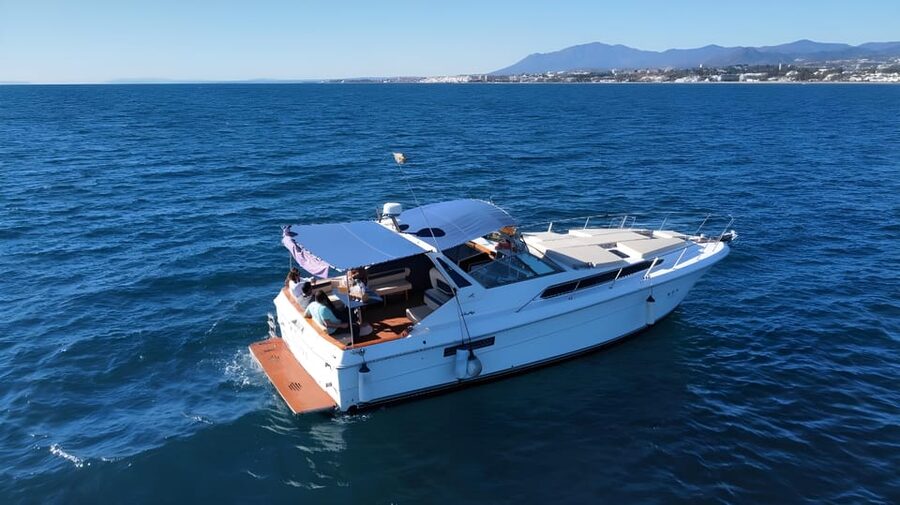 PUERTO BANUS: YACHT RENTAL FOR GROUP 2H - What the crew adds to the experience