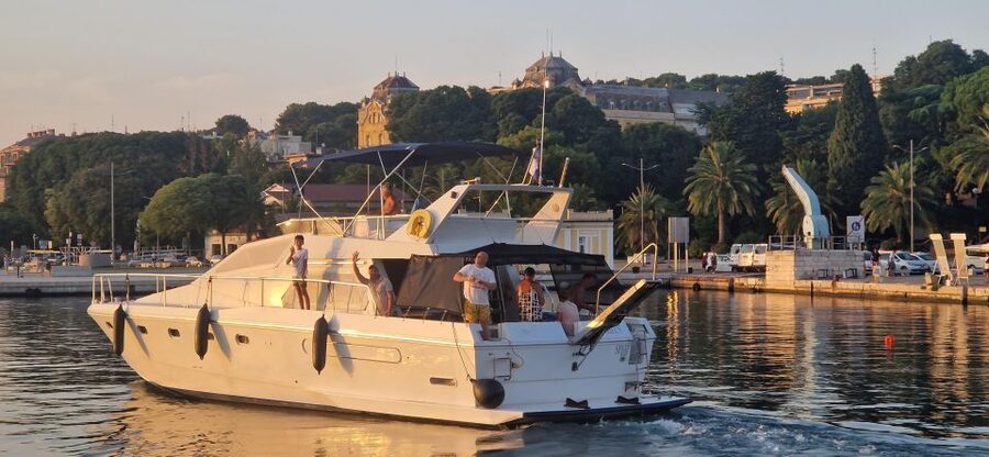 Pula: Half or Full day boat tour on yacht with skipper - Lunch on the barbecue, with food costing extra