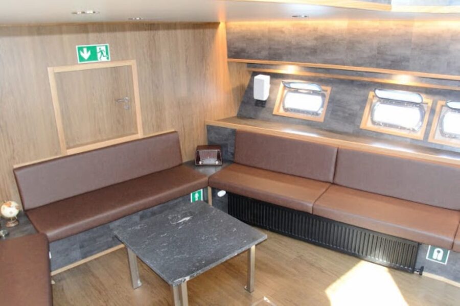 Reykjavík: New Year's Eve Northern Lights Yacht Cruise - Champagne at midnight and the yacht atmosphere