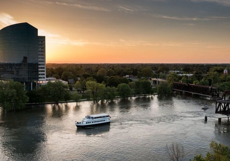 Sacramento: New Year's Eve Rock the Yacht Cruise - A short Sacramento River cruise with a city view