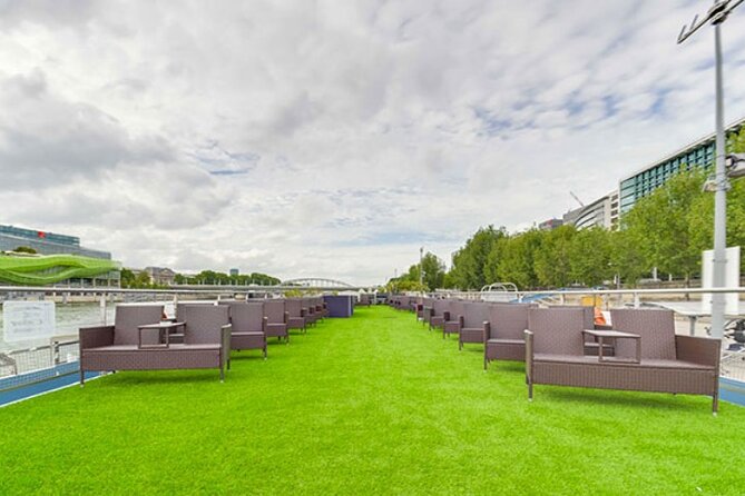 Seine River Dinner Cruise with Live Singer by VIP Yacht de Paris - Five things to know before booking