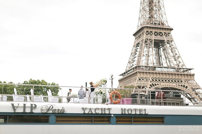 Seine River Dinner Cruise with Live Singer by VIP Yacht de Paris - Dinner in the panoramic restaurant
