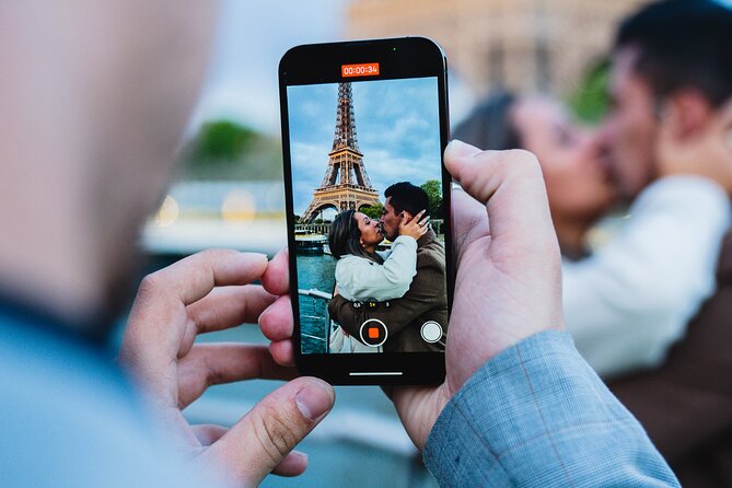 Seine River Dinner Cruise with Live Singer by VIP Yacht de Paris - Live music and the evening mood