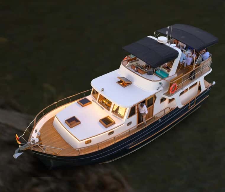 Seville: Flamenco life music Yacht Cruise, Tapas & Drinks - Tapas served at your table