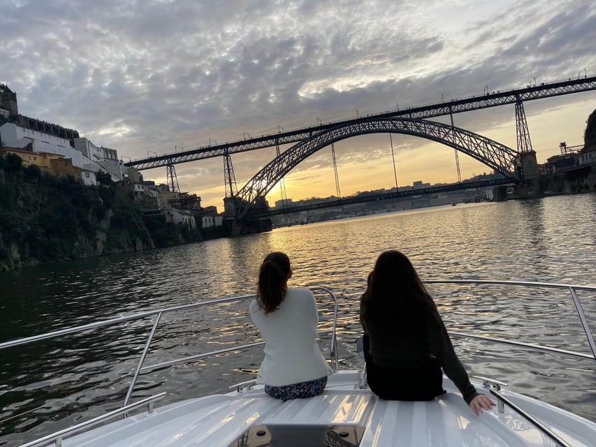 Six bridges yacht cruise on the Douro River in Porto - Dom Luís Bridge and Porto’s Riverside View