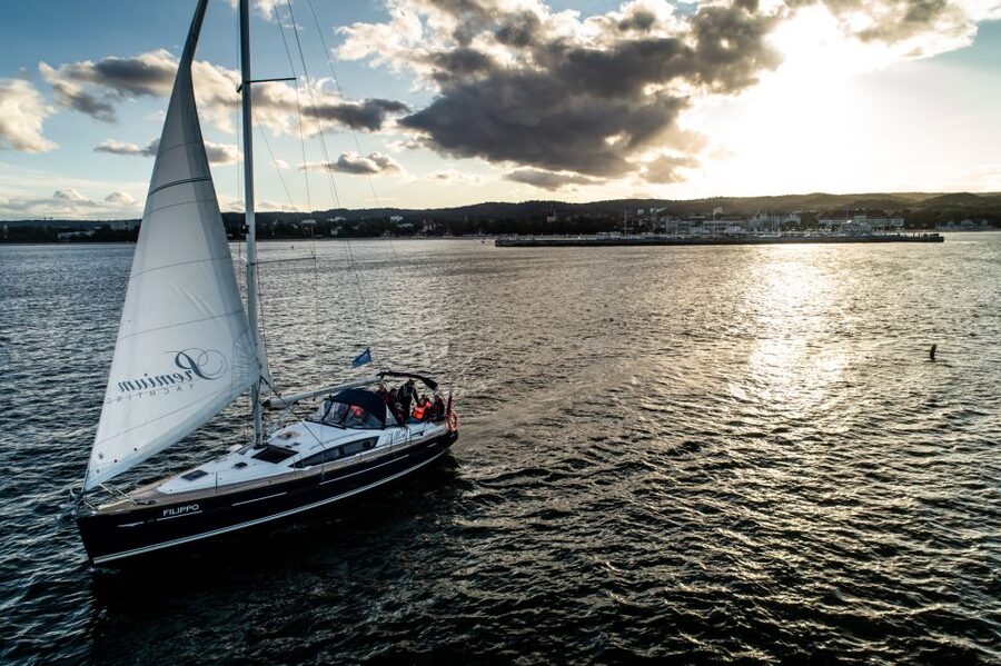 Sopot: Sunset Yacht Cruise with Welcome Drink - Orłowo Pier and the red cliffs