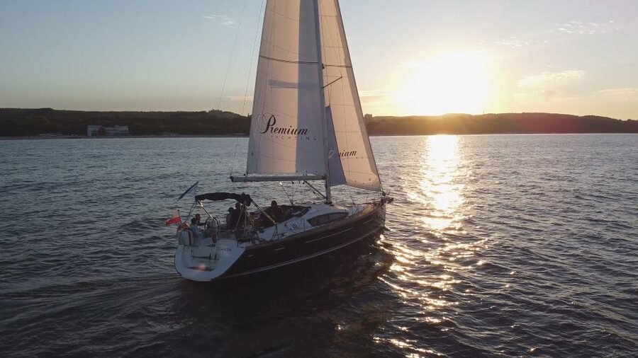 Sopot: Sunset Yacht Cruise with Welcome Drink - The Sopot Lighthouse at the end of the loop