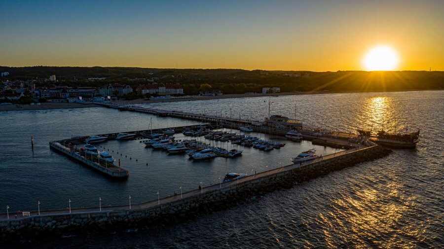 Sopot: Sunset Yacht Cruise with Welcome Drink - How the crew shapes the evening