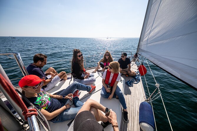Sopot: Yacht Cruise Around the Bay with Welcome Drink - Boarding at the end of Sopot Pier