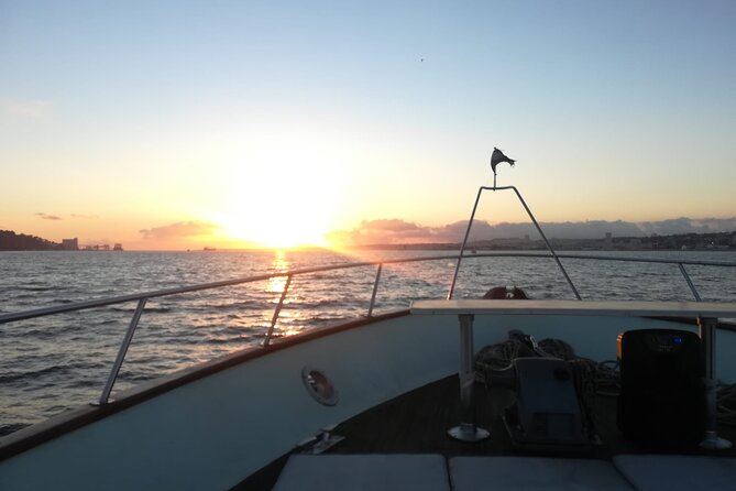 Sunset Cruise Lisbon | VIP Yacht Lisbon Party - Music, food, drinks, and the sunset mood