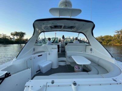 Toronto: Private Luxury Yacht Sightseeing Cruise & Prosecco