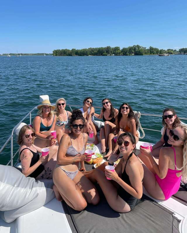Toronto: Private Luxury Yacht Sightseeing Cruise & Prosecco - Choosing the best seat on board