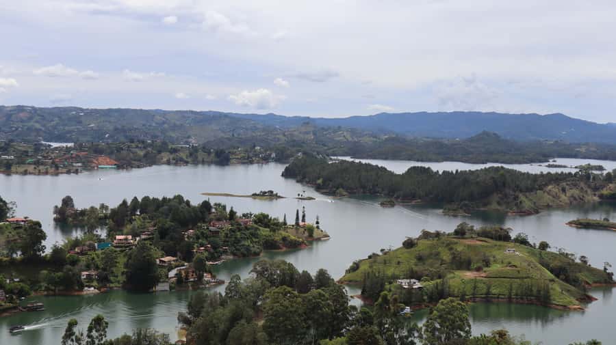 Tour Guatapé: luxury yacht to the stone of Peñol. - Lunch aboard the Majestic luxury yacht