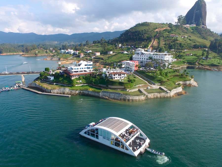Tour Guatapé: luxury yacht to the stone of Peñol. - Climbing the 740 steps of Peñol Rock