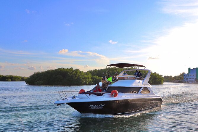 Yacht 48ft Rental in Cancun for up to 15 people - Cruising Cancun Bay before the longer route