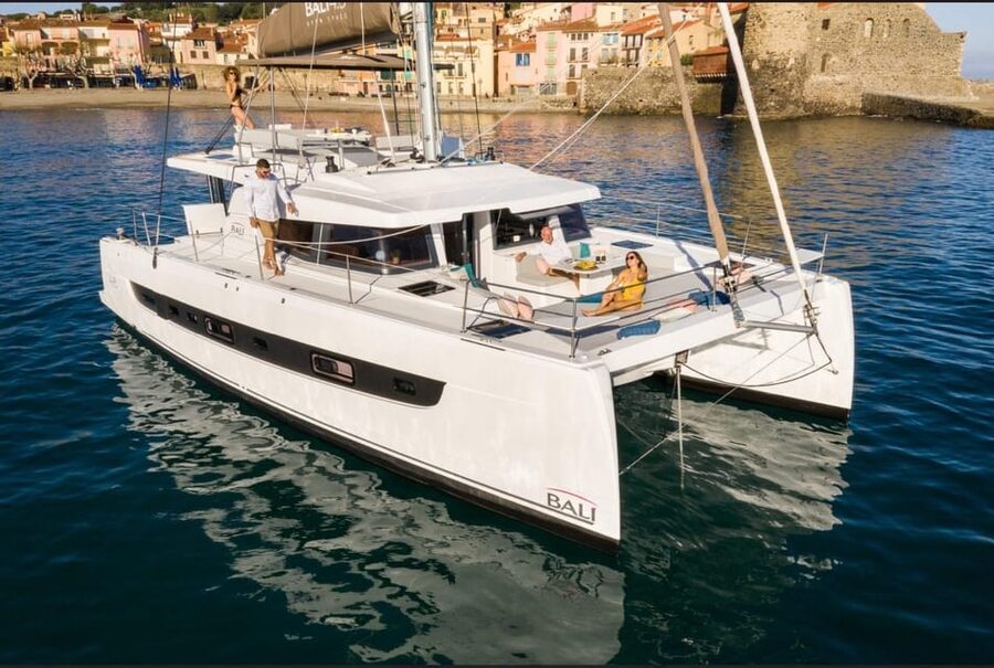 Yacht catamaran trip to the Lavezzi Islands - Anchoring in a clear-water cove