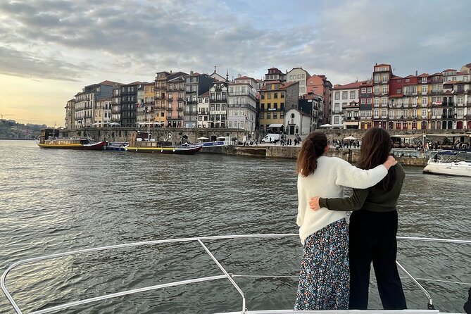 Yacht Cruise Excursion to 6 Bridges on the Douro - The short pause at Ribeira and Gaia