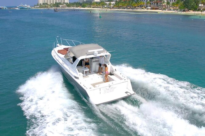 Yacht experience in Cancun: cruise, swim and sunset views - The Crew and Communication