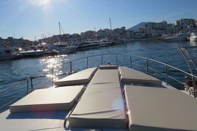 Yacht ride in Puerto Banús - Daniel and Veronica set a friendly tone
